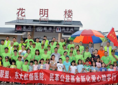 这三面锦旗不是送给医生,也不是送给护士,究竟为哪般?